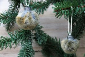 Pelzkugeln für den Weihnachtsbaum