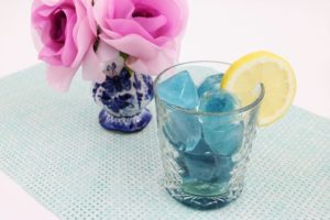 spritzig blauer Schmetterlingsdrink