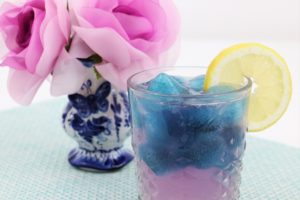 spritzig blauer Schmetterlingsdrink