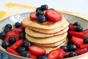 Trick für fluffige Beeren Pancakes